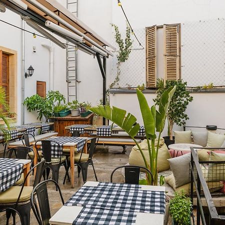 Djumba Hotel & Cafe 니코시아 외부 사진
