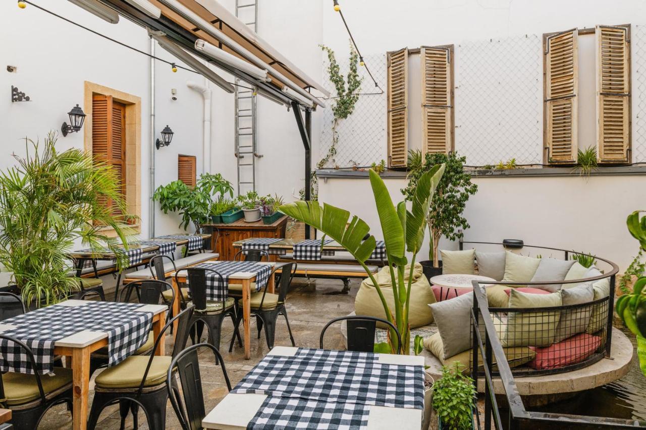 Djumba Hotel & Cafe 니코시아 외부 사진